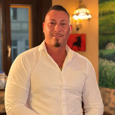 Alex Botta, Porträt im weißen Hemd