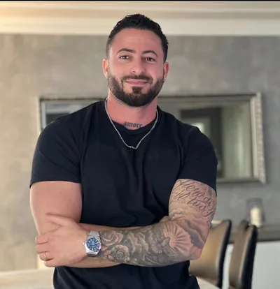 Angelo Botta, Porträt mit verschränkten Armen