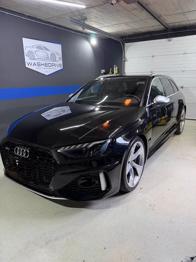 Schwarzer Audi RS4 Avant nach der Aufbereitung in der Werkstatt