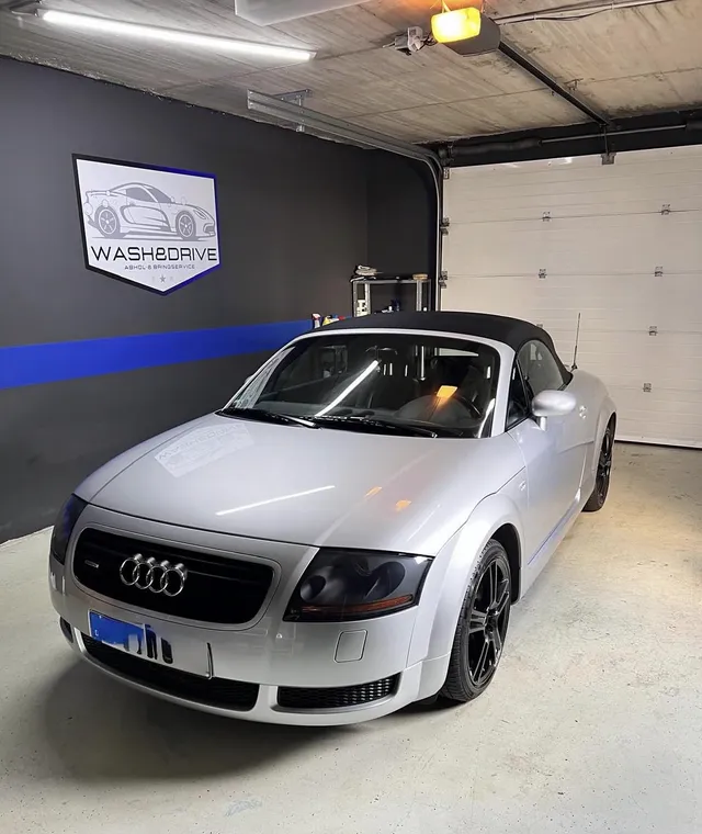 Silberner Audi TT Roadster in der Werkstatt