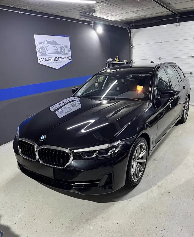 Schwarzer BMW 5er Touring, frisch aufbereitet