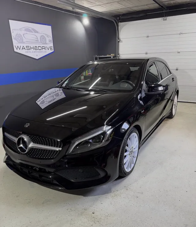 Schwarze Mercedes A-Klasse mit weißen Felgen nach der Reinigung