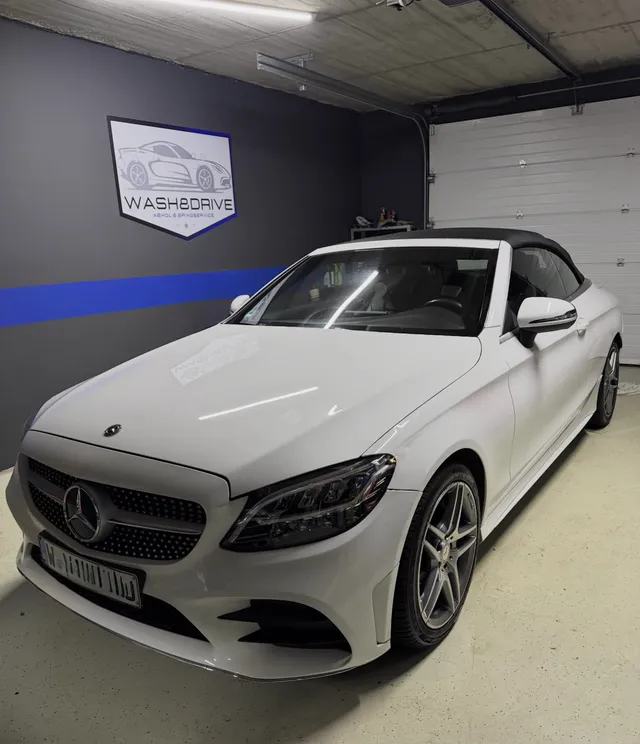Weißes Mercedes C-Klasse Cabrio in der Werkstatt