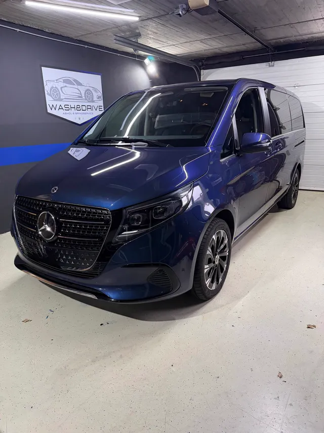 Dunkelblaue Mercedes V-Klasse nach der Aufbereitung in der Werkstatt – auch Vans passen rein