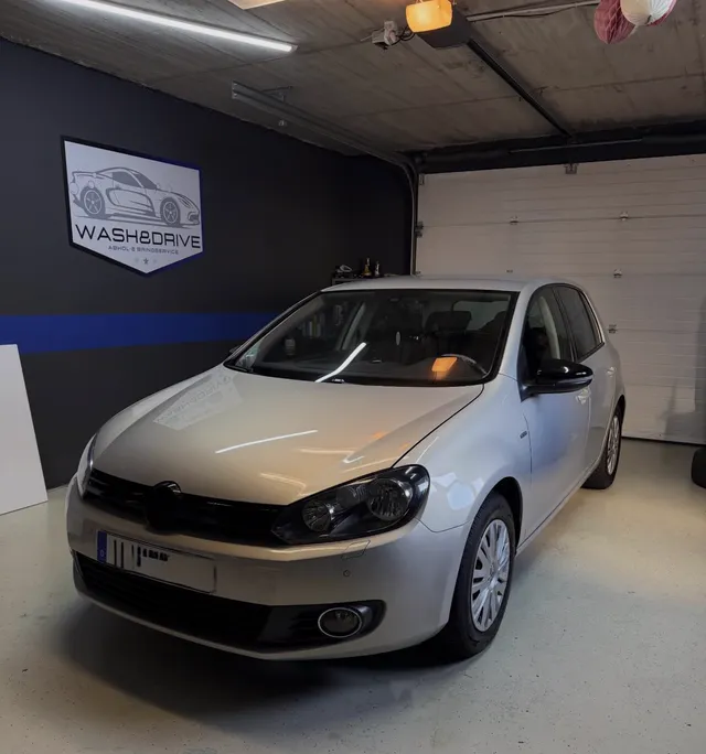 Silberner VW Golf VI nach der Reinigung