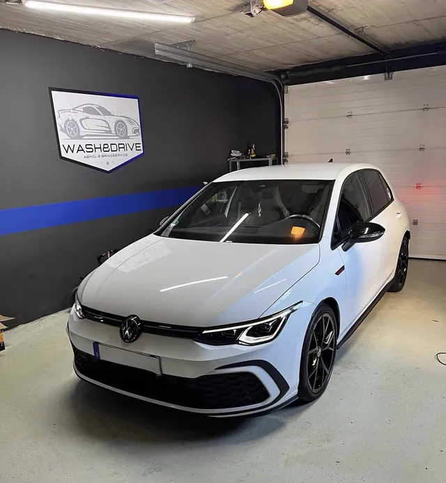 Weißer VW Golf GTI nach der Aufbereitung